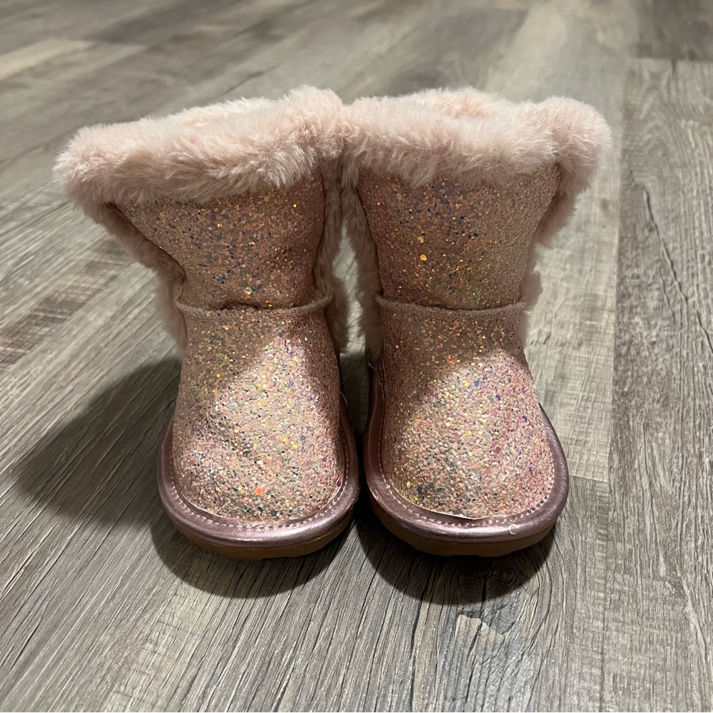 Toddler girl pink sparkle faux UGG size 6